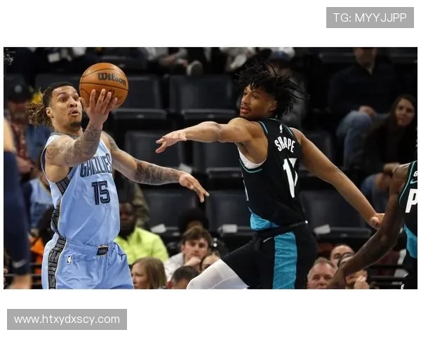 克拉克斯顿上半场表现惊艳7投5中砍下11分8篮板外线命中率完美